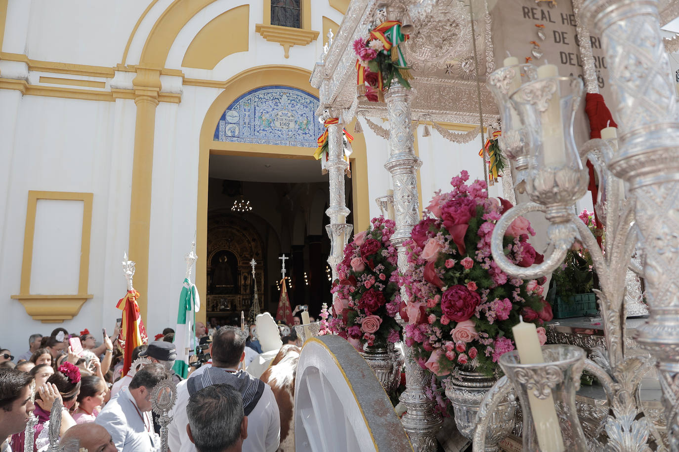 La Hermandad de Coria del Río ha iniciado hoy martes su peregrinación hacia la aldea del Rocío