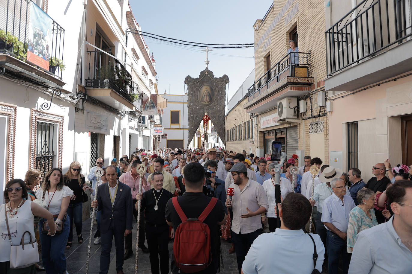 La Hermandad de Coria del Río ha iniciado hoy martes su peregrinación hacia la aldea del Rocío 
