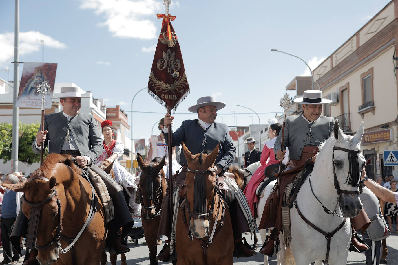 La Hermandad de Coria del Río ha iniciado hoy martes su peregrinación hacia la aldea del Rocío 