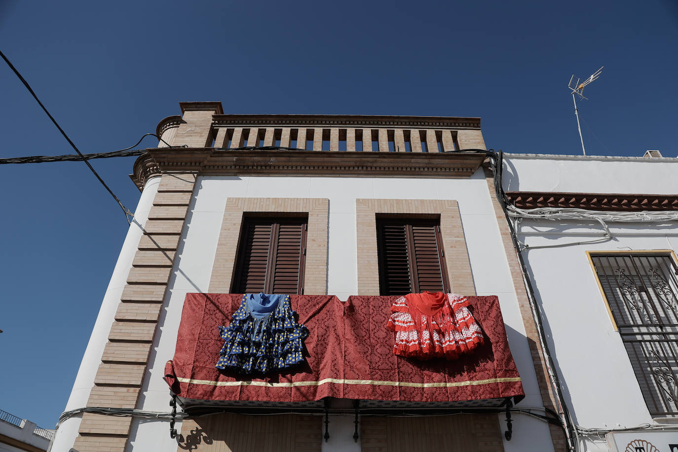 La Hermandad de Coria del Río ha iniciado hoy martes su peregrinación hacia la aldea del Rocío 