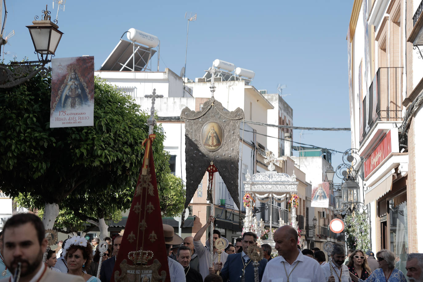 La Hermandad de Coria del Río ha iniciado hoy martes su peregrinación hacia la aldea del Rocío 