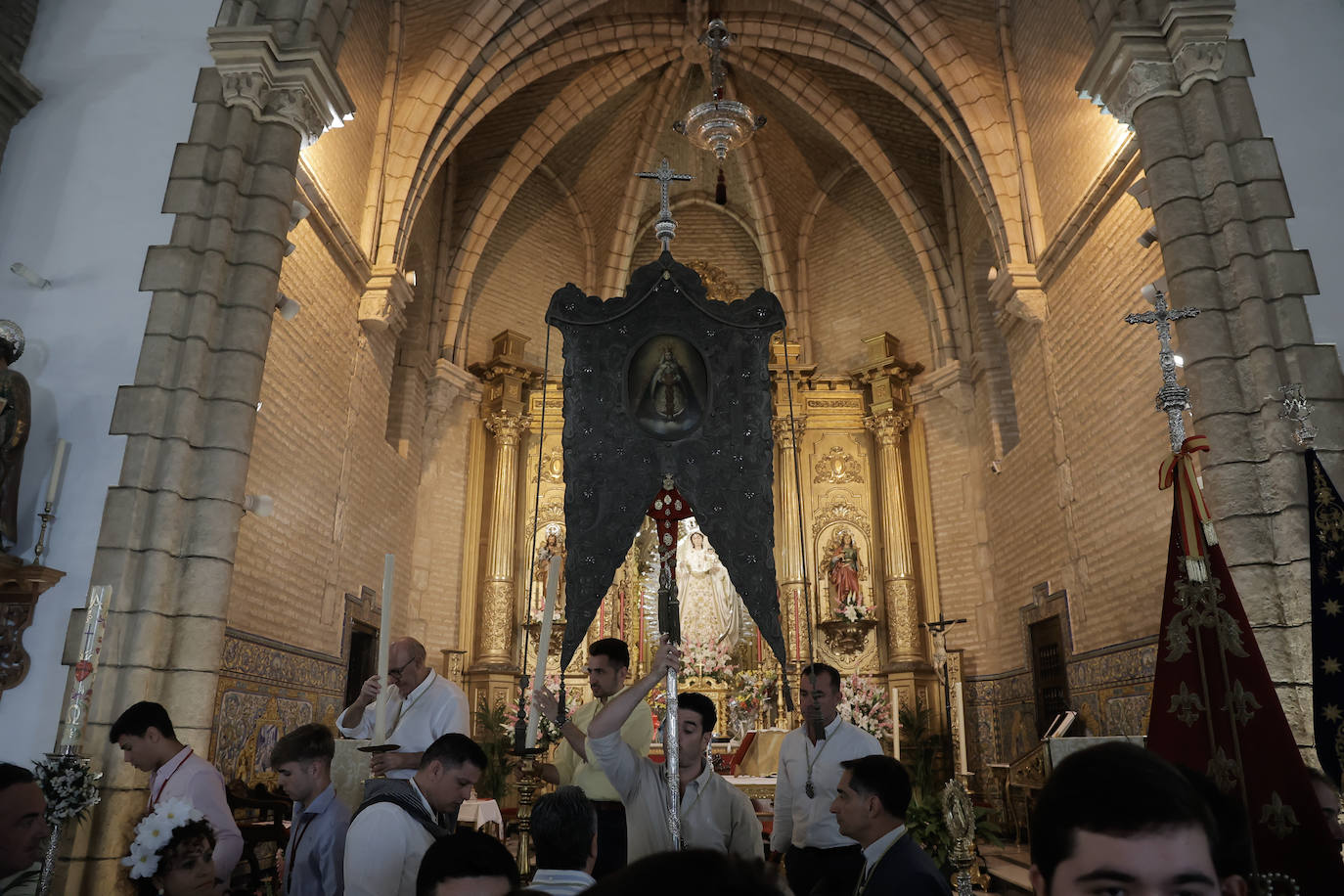 La Hermandad de Coria del Río ha iniciado hoy martes su peregrinación hacia la aldea del Rocío 