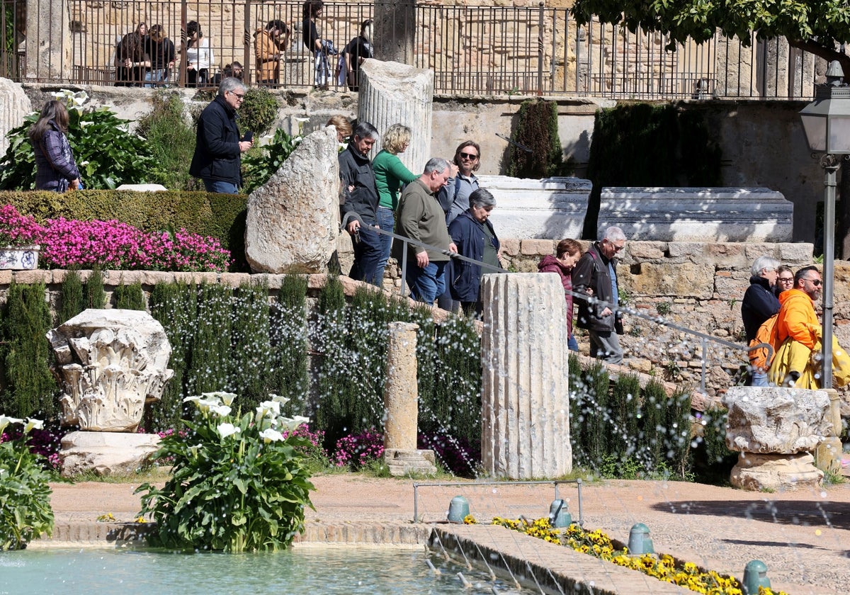 Turistas en los jardines del Alcázar de los Reyes Cristianos de Córdoba