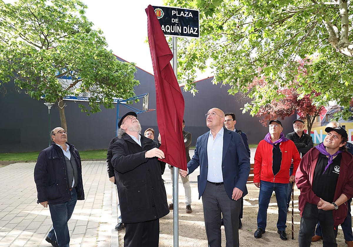 El músico y folclorista Joaquín Díaz y el alcalde de Valladolid, Jesús Julio Carnero, inauguran la plaza con el nombre del estudioso de la música tradicional en la capital vallisoletana