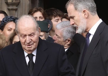 Felipe VI y Juan Carlos I, encuentro inesperado en el aeropuerto de Vitoria
