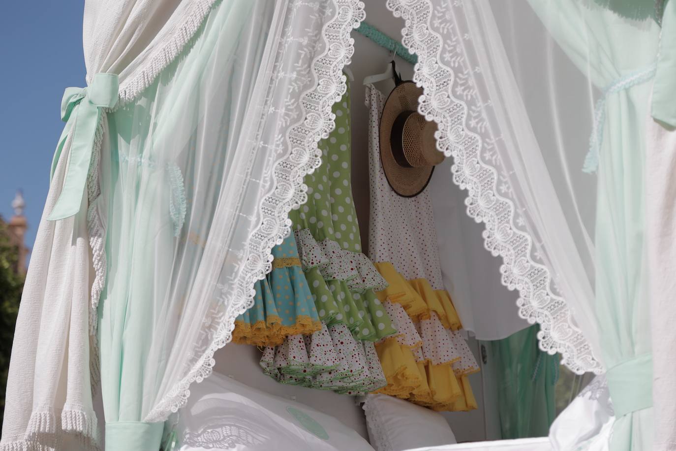 La Hermandad de Coria del Río ha iniciado hoy martes su peregrinación hacia la aldea del Rocío 