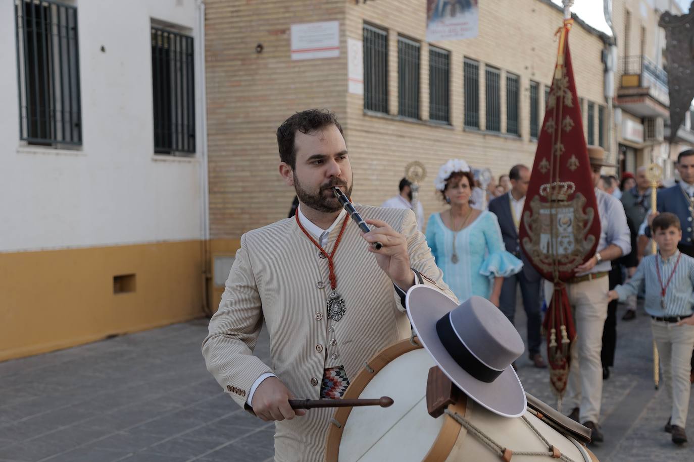 La Hermandad de Coria del Río ha iniciado hoy martes su peregrinación hacia la aldea del Rocío 