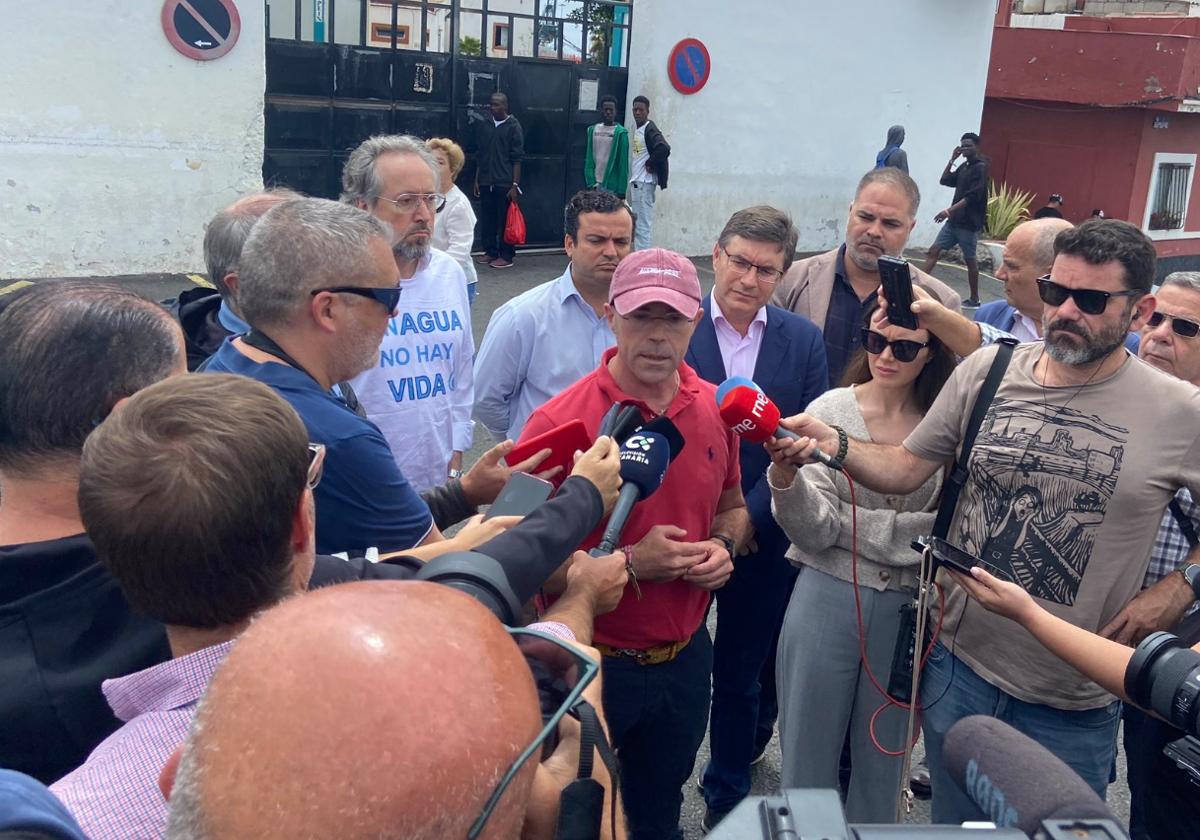 Jorge Buxadé atiende a los medios en el barrio de La Isleta, donde está uno de los mayores centros de acogida de migrantes