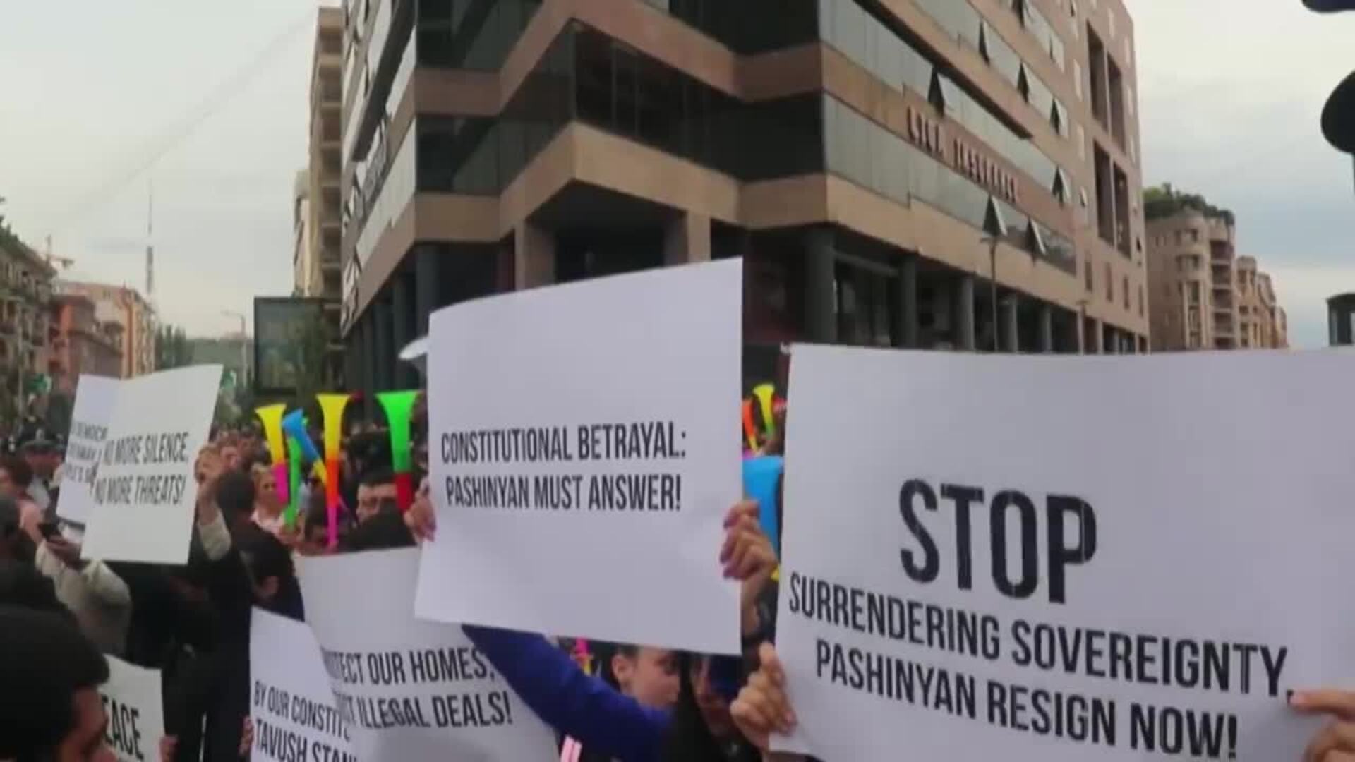 Oposición armenia prosigue protesta en Ereván para exigir dimisión del primer ministro