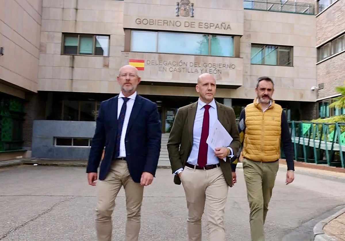 Iñaki Sicilia, Carlos Menéndez y David Hierro, este miércoles tras presentar el escrito en la Delegación