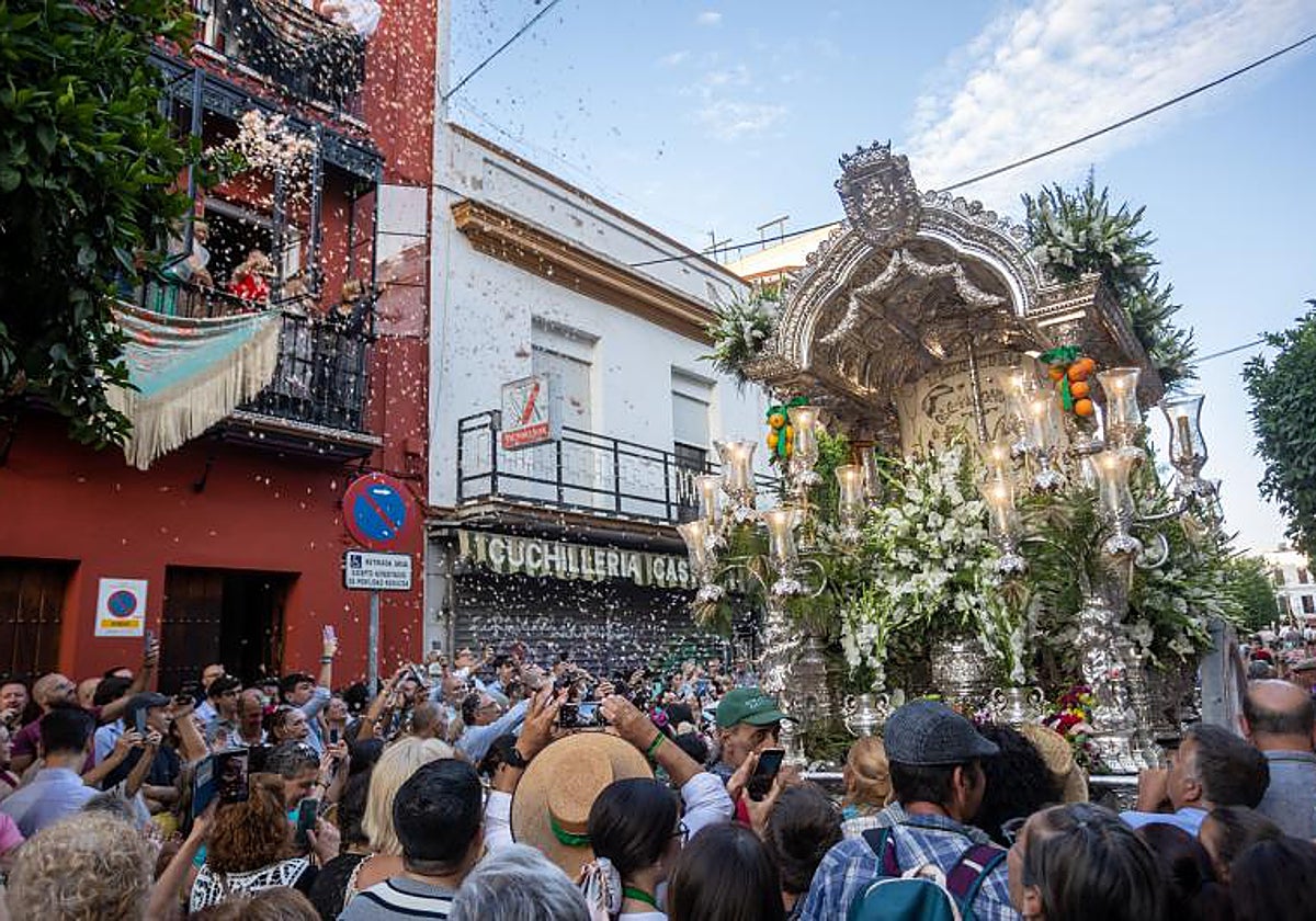 Carreta de la hermandad de Triana de regreso en su barrio