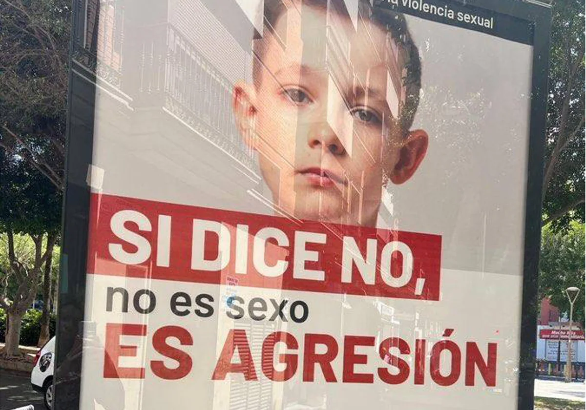 El Ayuntamiento de Almería retira un cartel del Ministerio de Igualdad que  insinúa sexo consentido con menores