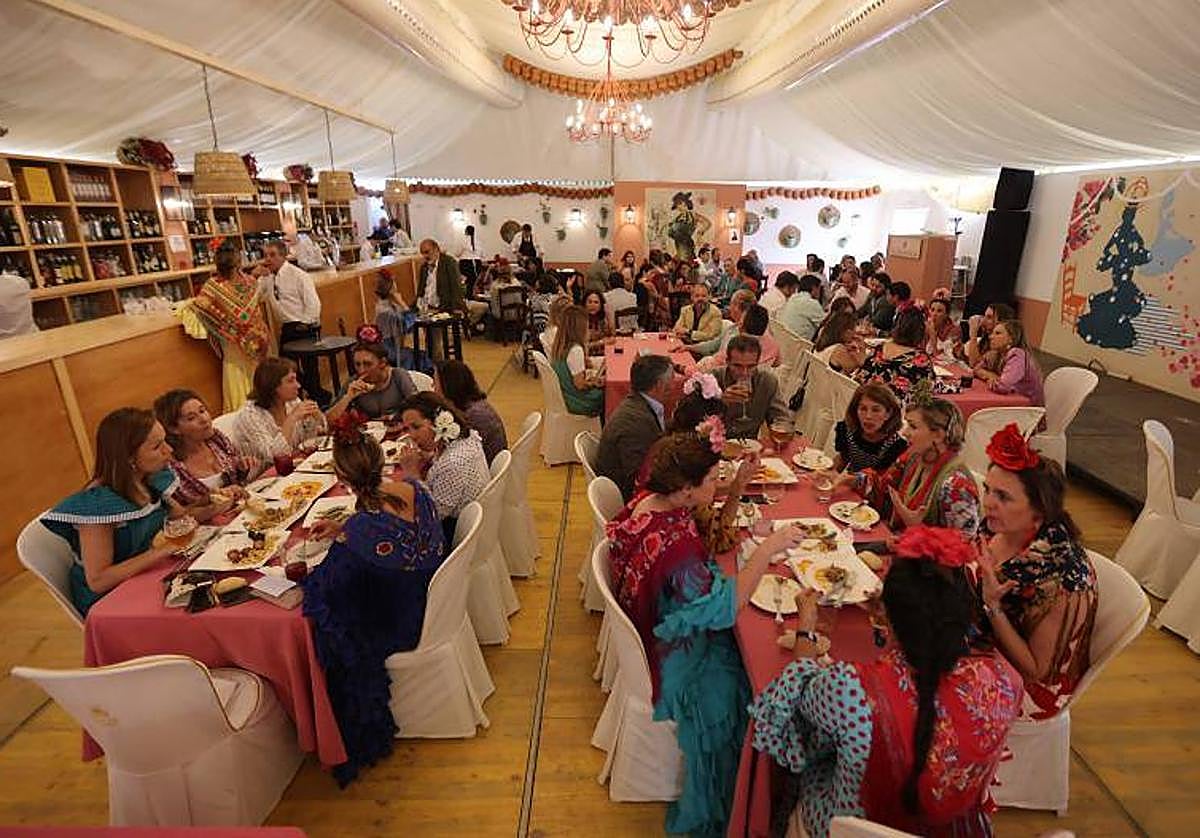 Ambiente en una caseta de la Feria de Córdoba el año pasado