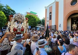 El Cerro despierta al alba para partir hacia la Virgen del Rocío