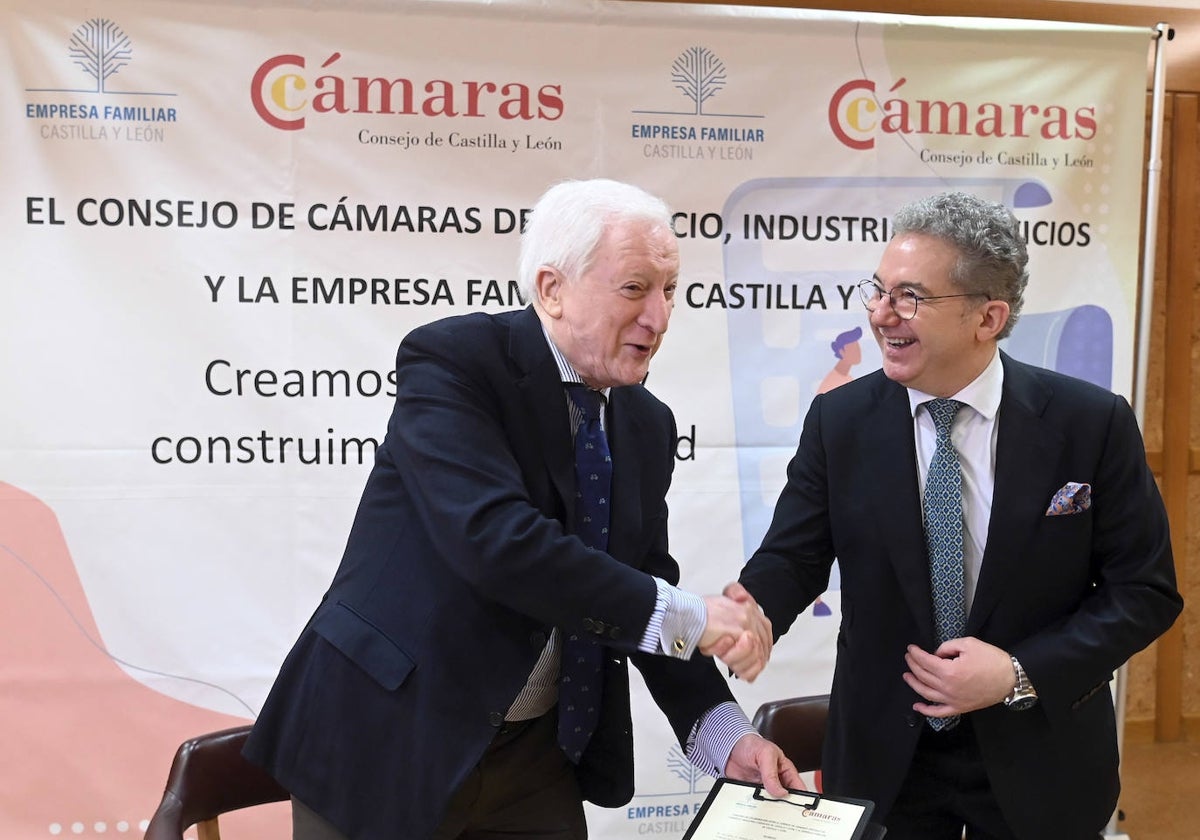 Antonio Miguel Méndez Pozo y Pedro Palo, durante la firma del convenio ayer en Burgos