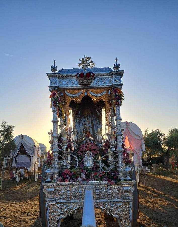 Estampas de la hermandad de Coria del Río en su segundo día de camino hacia El Rocío