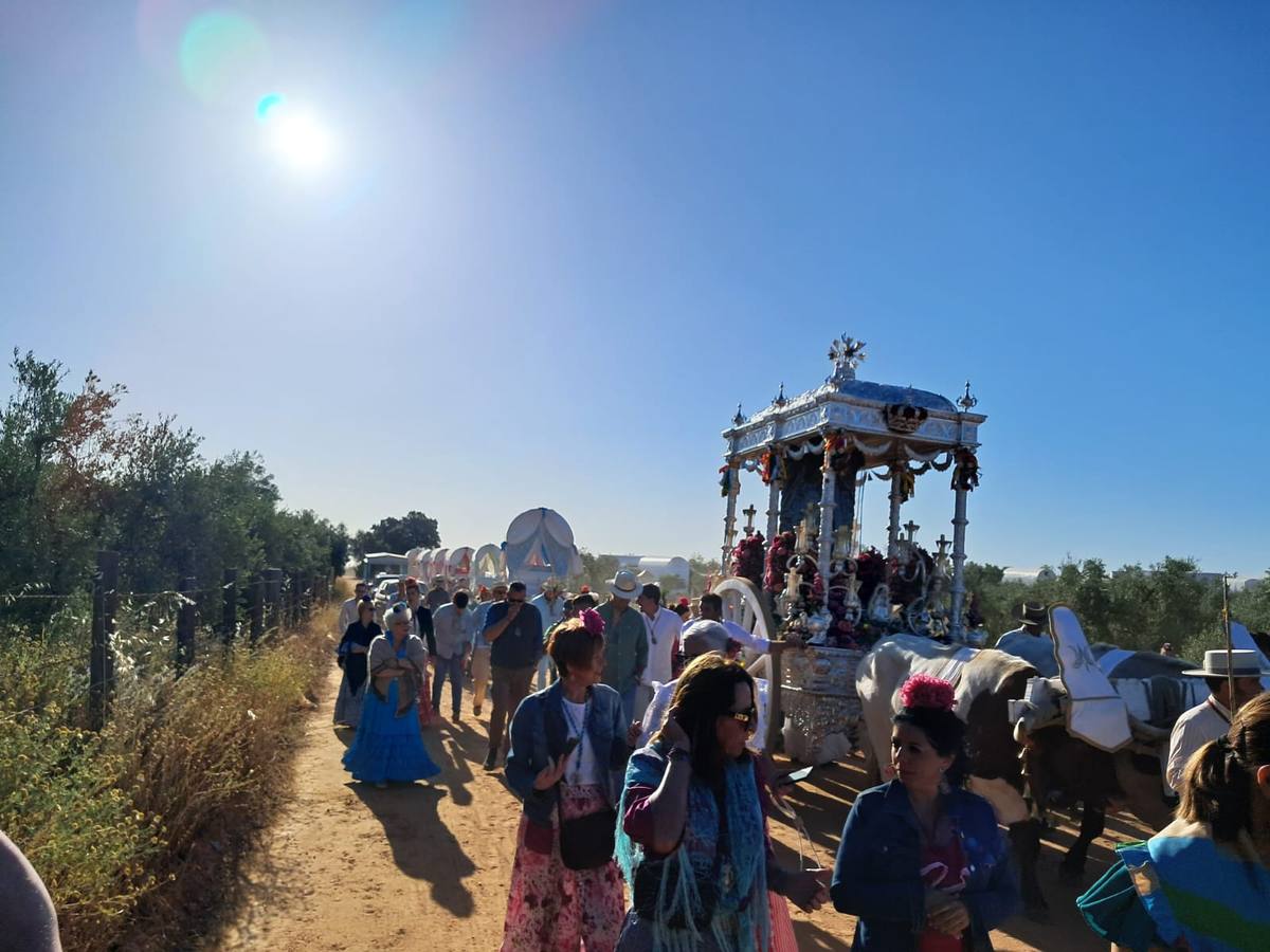 Estampas de la hermandad de Coria del Río en su segundo día de camino hacia El Rocío
