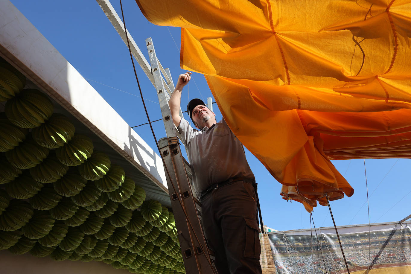 Fotos: el montaje de la Feria de Córdoba llega a los últimos toques