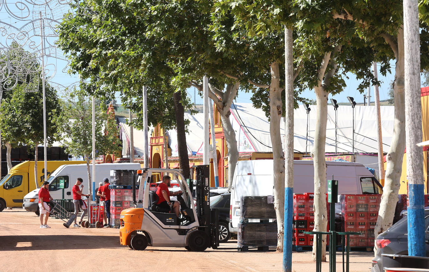 Fotos: el montaje de la Feria de Córdoba llega a los últimos toques