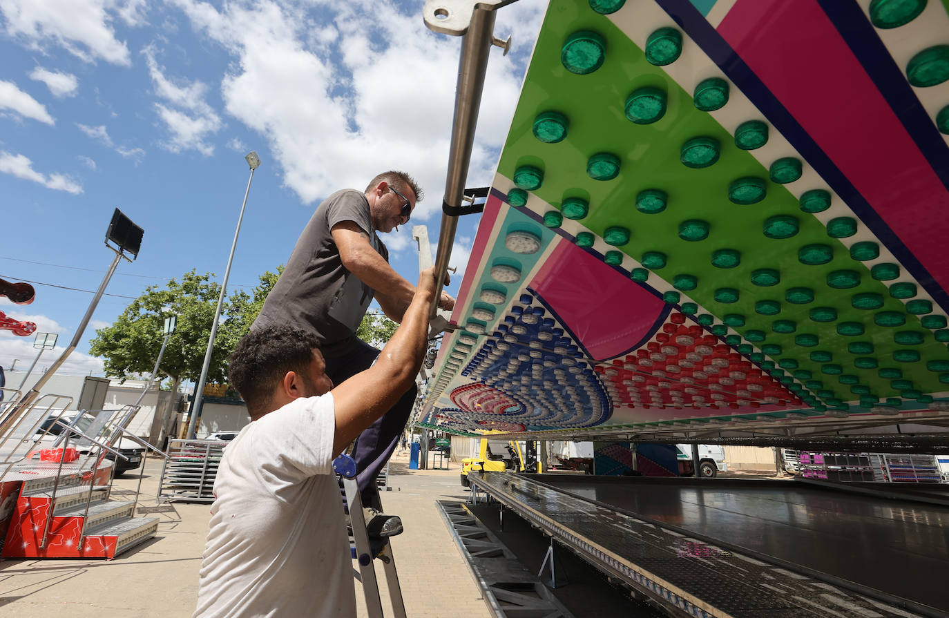 Fotos: el montaje de la Feria de Córdoba llega a los últimos toques
