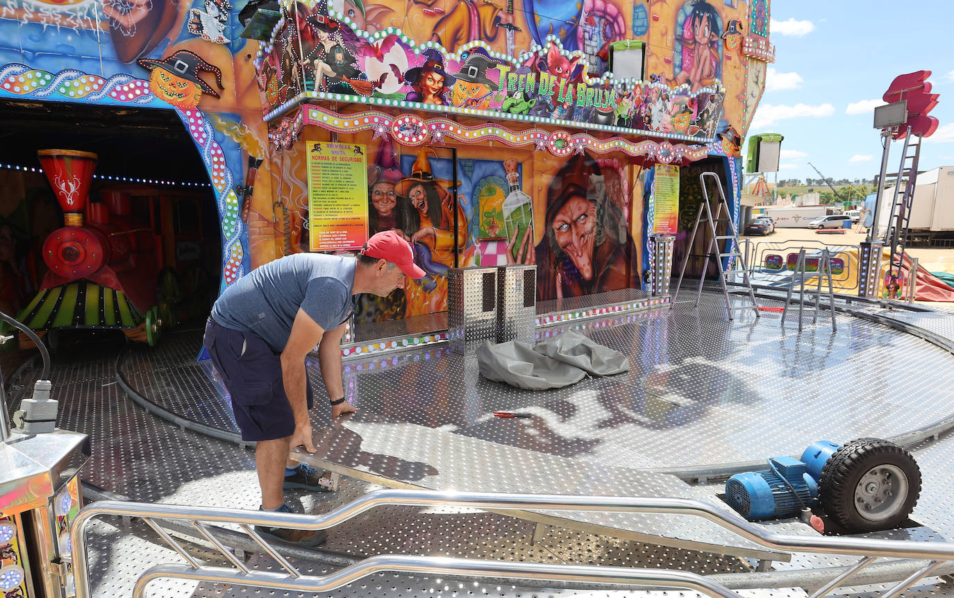 Fotos: el montaje de la Feria de Córdoba llega a los últimos toques