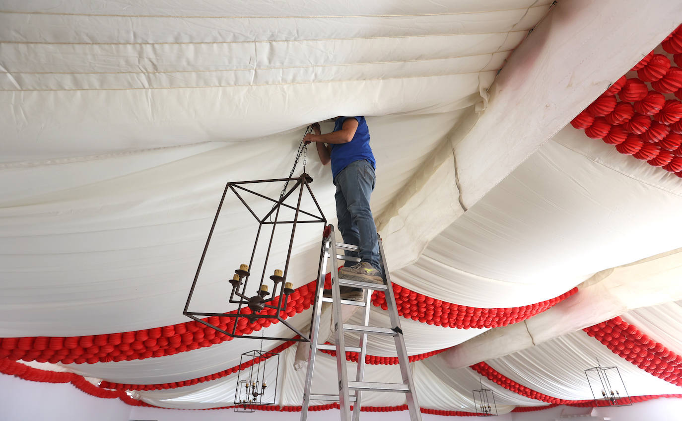 Fotos: el montaje de la Feria de Córdoba llega a los últimos toques