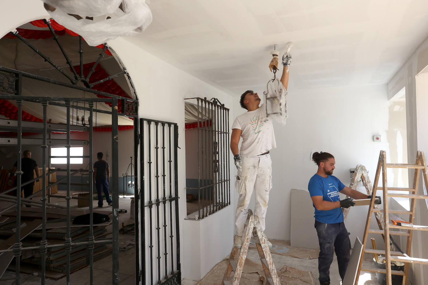Fotos: el montaje de la Feria de Córdoba llega a los últimos toques