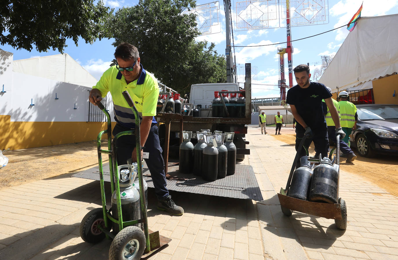 Fotos: el montaje de la Feria de Córdoba llega a los últimos toques