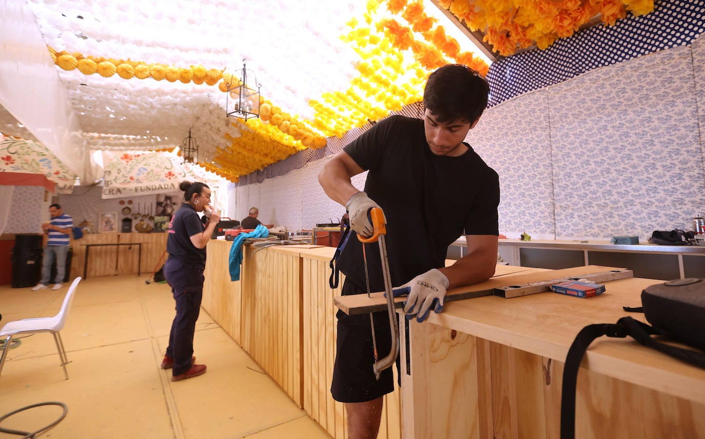 Fotos: el montaje de la Feria de Córdoba llega a los últimos toques