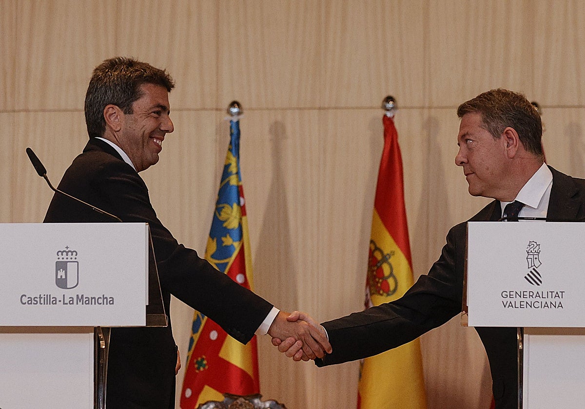 Imagen del presidente de la Generalitat Valenciana, Carlos Mazón, y el presidente de la Junta de Castilla-La Mancha, Emiliano García-Page, este miércoles en Requena (Valencia)