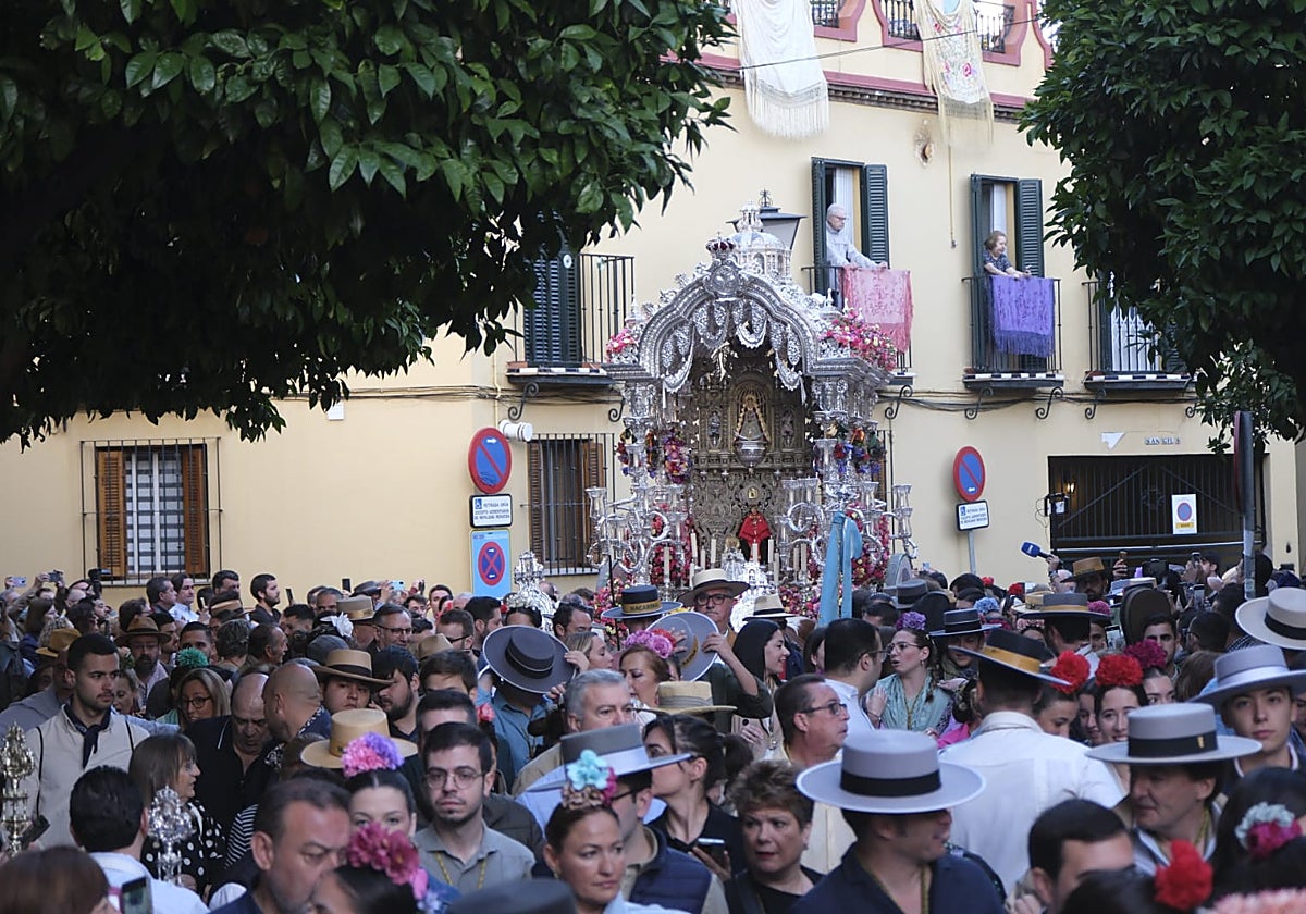 El simpecado del Rocío de la Macarena en la plaza de San Gil