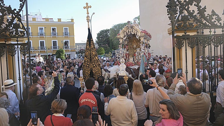 La carreta del simpecado del Rocío de la Macarena en el atrio de la basílica