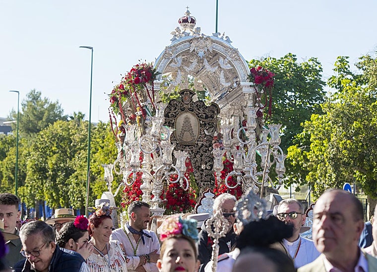 El simpecado del Rocío del Cerro del Águila