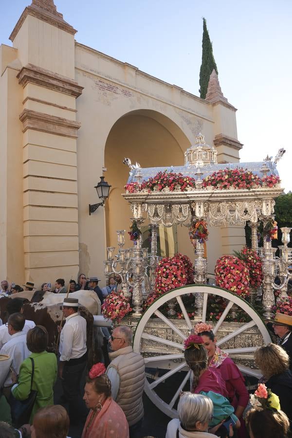 La Hermandad del Rocío de la Macarena inicia su peregrinación hacia la aldea