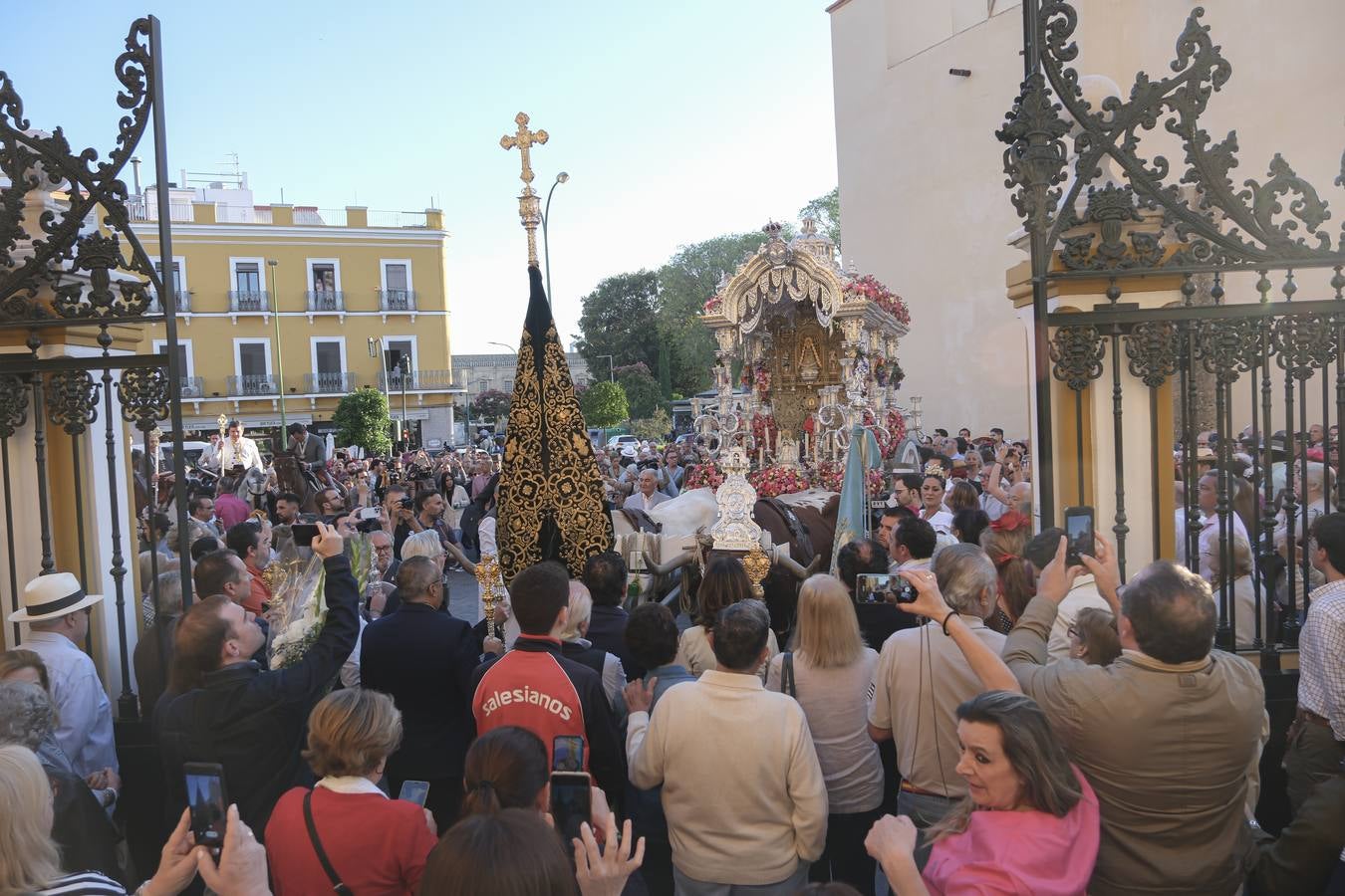 La Hermandad del Rocío de la Macarena inicia su peregrinación hacia la aldea