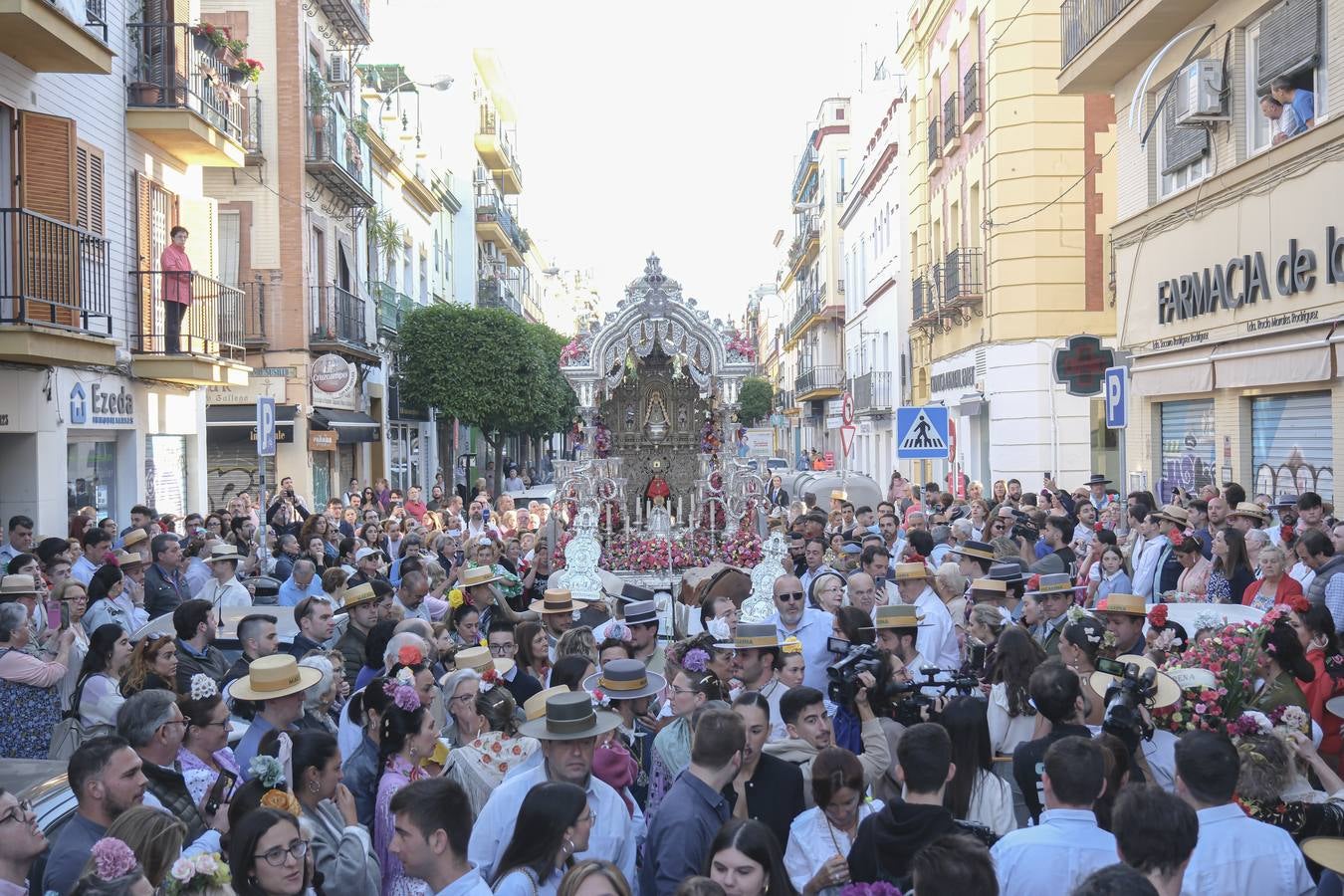 La Hermandad del Rocío de la Macarena inicia su peregrinación hacia la aldea