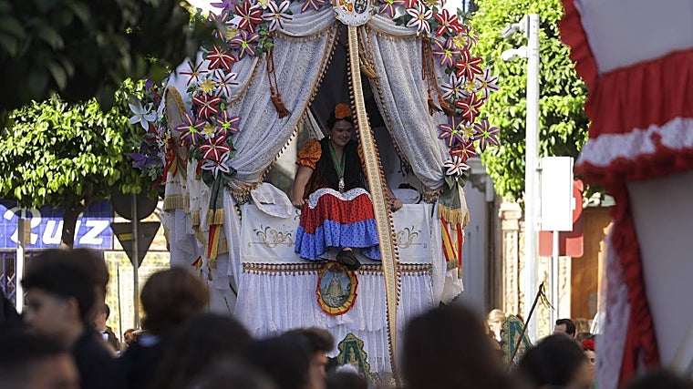 Una de las carretas de la larga comitiva de Triana