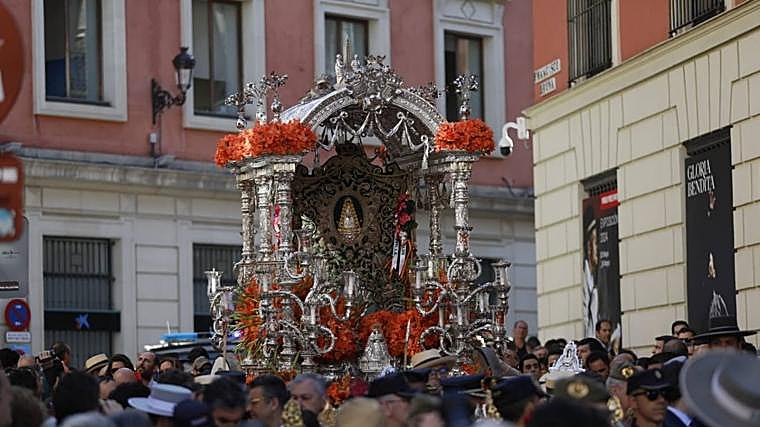 Mayo ha florecido en Sevilla: el Salvador se va al Rocío