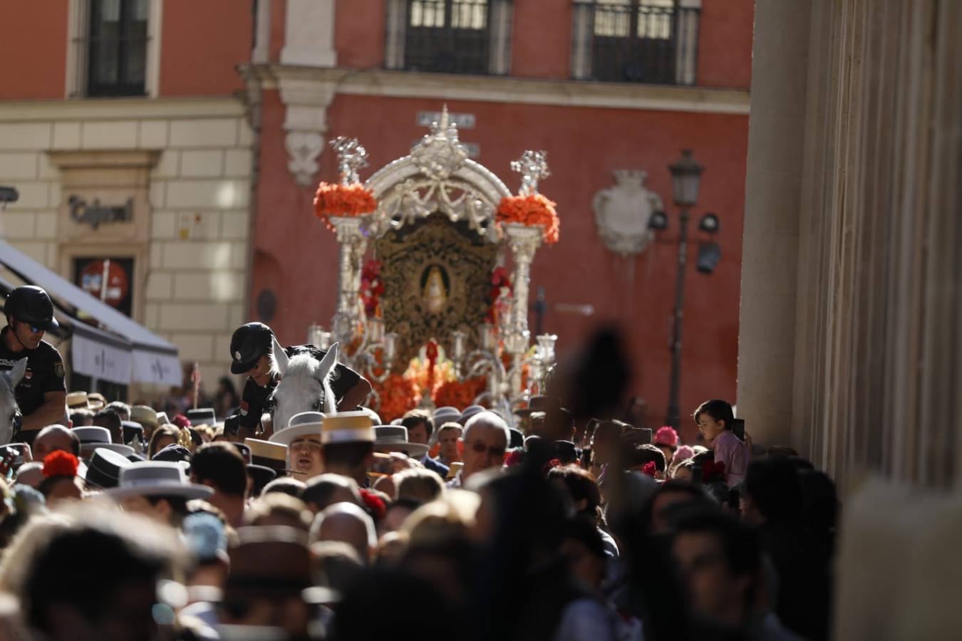 Salida de la Hermandad de Sevilla-El Salvador en su peregrinación a la Aldea del Rocío
