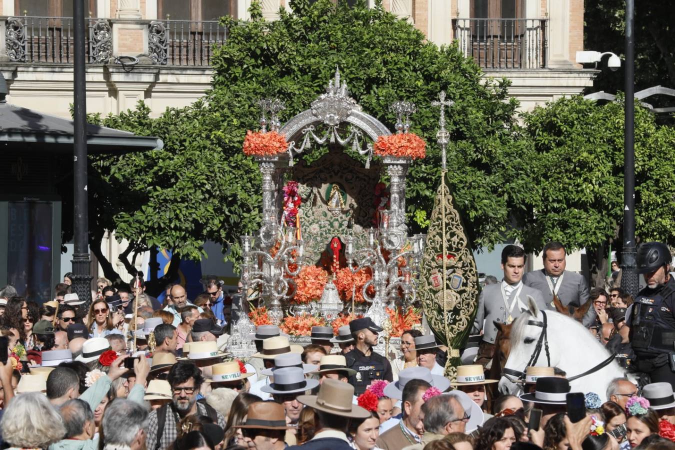 Salida de la Hermandad de Sevilla-El Salvador en su peregrinación a la Aldea del Rocío