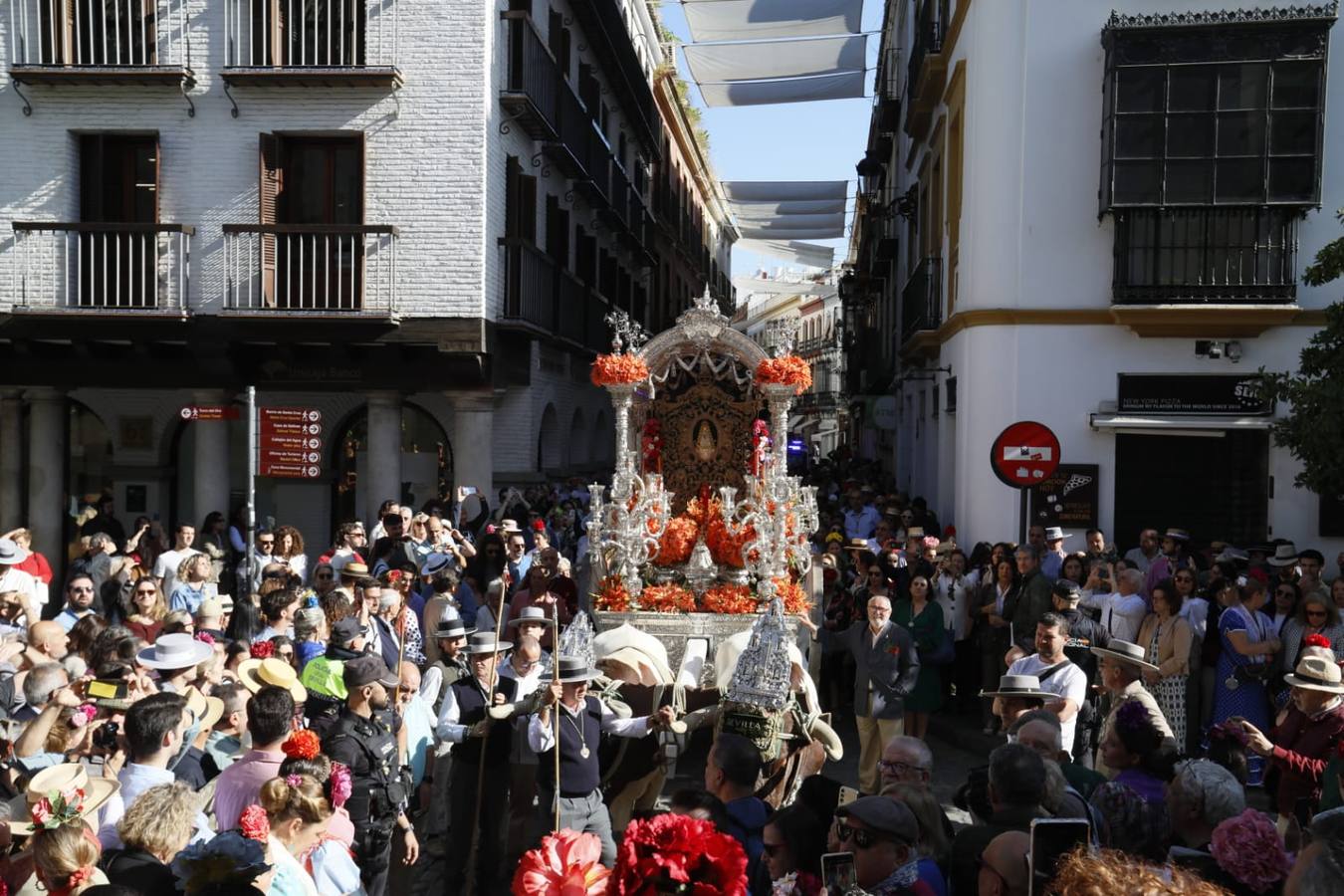 Salida de la Hermandad de Sevilla-El Salvador en su peregrinación a la Aldea del Rocío