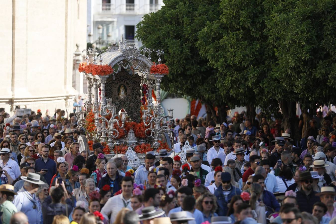 Salida de la Hermandad de Sevilla-El Salvador en su peregrinación a la Aldea del Rocío