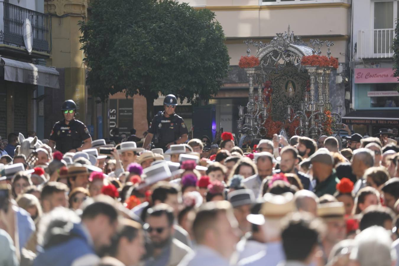 Salida de la Hermandad de Sevilla-El Salvador en su peregrinación a la Aldea del Rocío