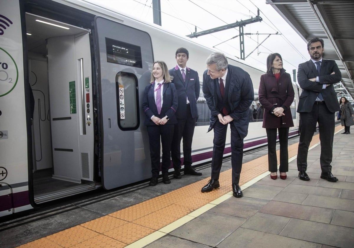 Rueda, en la estación de Santiago, esperando a que aparezca Óscar Puente