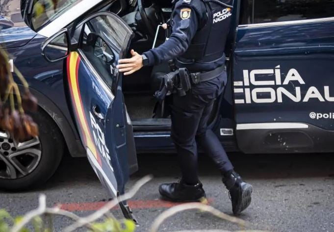 Un agente de Policía entra al coche en una imagen de archivo