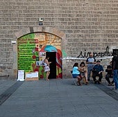 Desalojan a 37 personas y detienen a dos en el edificio municipal okupado en el Raval de Barcelona