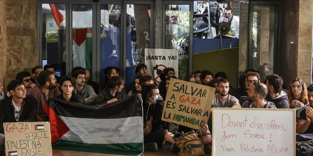 Los acampados por Palestina en Valencia se atrincheran en la universidad y dejan en el aire el final del curso