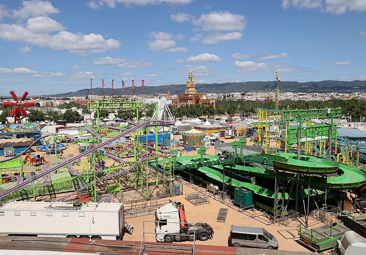 Montaje de las atracciones para la Feria de Córdoba 2024