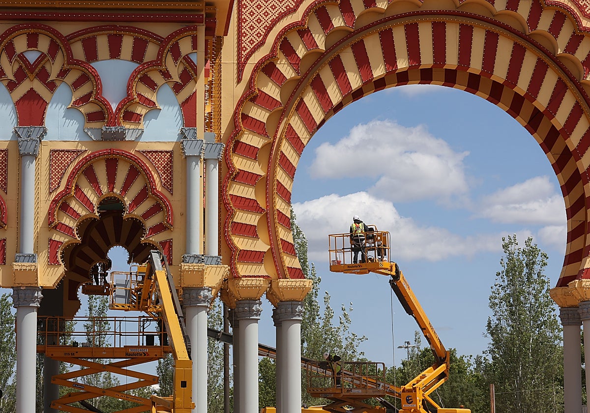 Últimos trabajos del montaje de la portada de la Feria de Córdoba