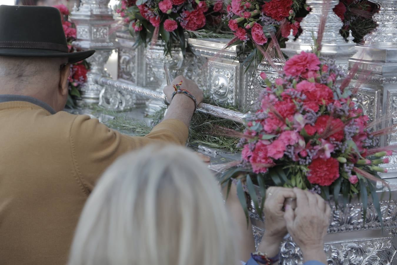 Jueves festivo en la parroquia de San Juan de Ávila donde ha celebrado misa de romeros la hermandad del Rocío de Sevilla Sur, antes de partir hacia la aldea de Almonte